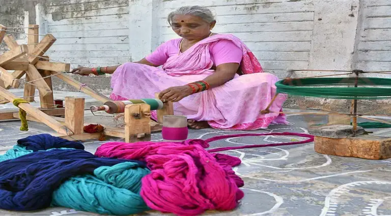 Direct hand spinning of cotton fibres from yarn to cone